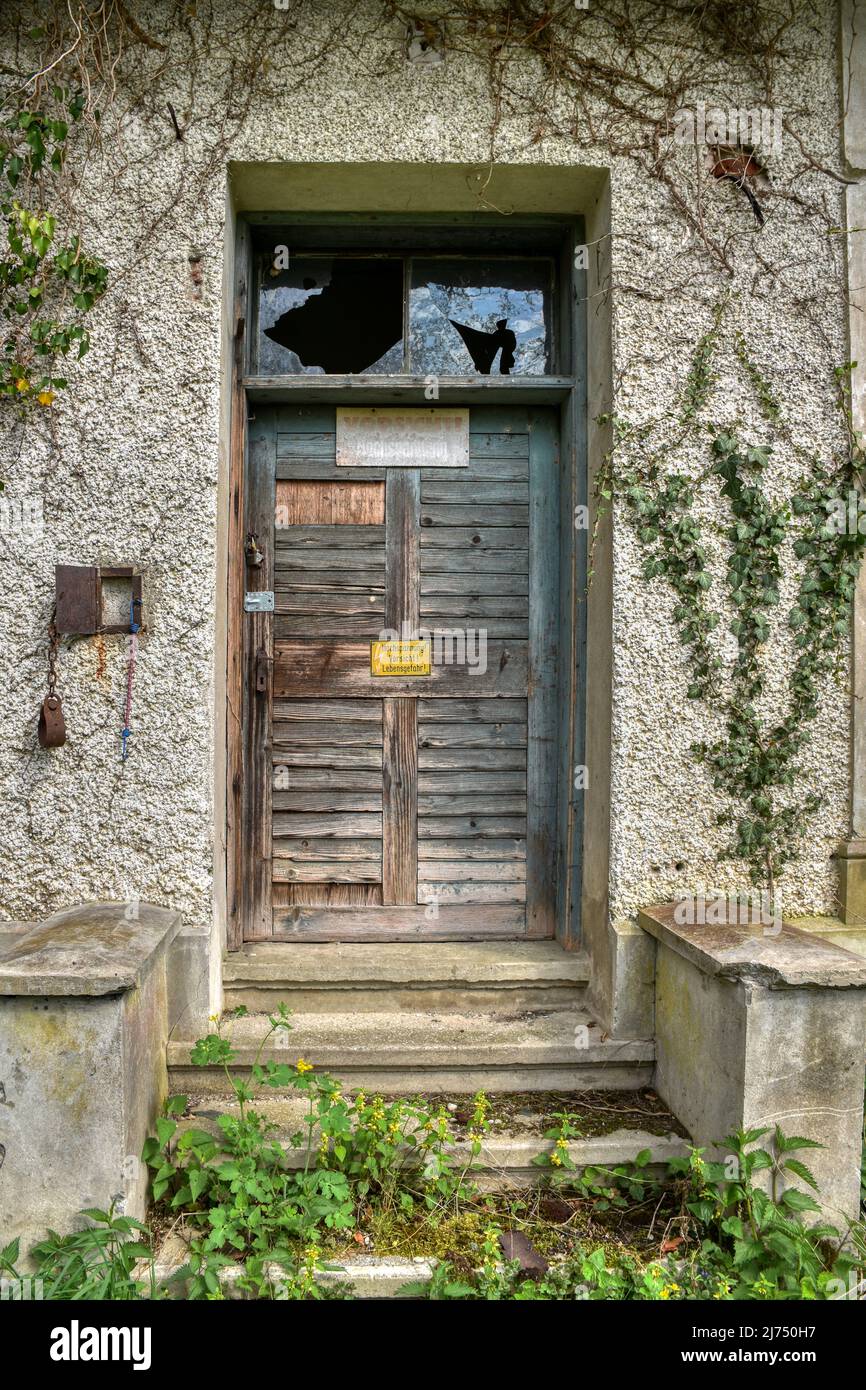 Trafostation, Tür, Eingang, Eingangstür, Holz, Holztür, verschlossen, Schild, verblasst, Sicht, Hochspannung, Lebensgefahr, Stufen, Treppe, Beton, Stockfoto