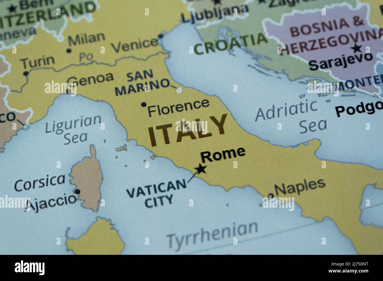 Italien Lage auf der Karte, Europa Reisidee, Rom und Italien auf der Karte mit, Urlaubs- und Roadtrip Konzept, Reiseziel, Draufsicht Stockfoto