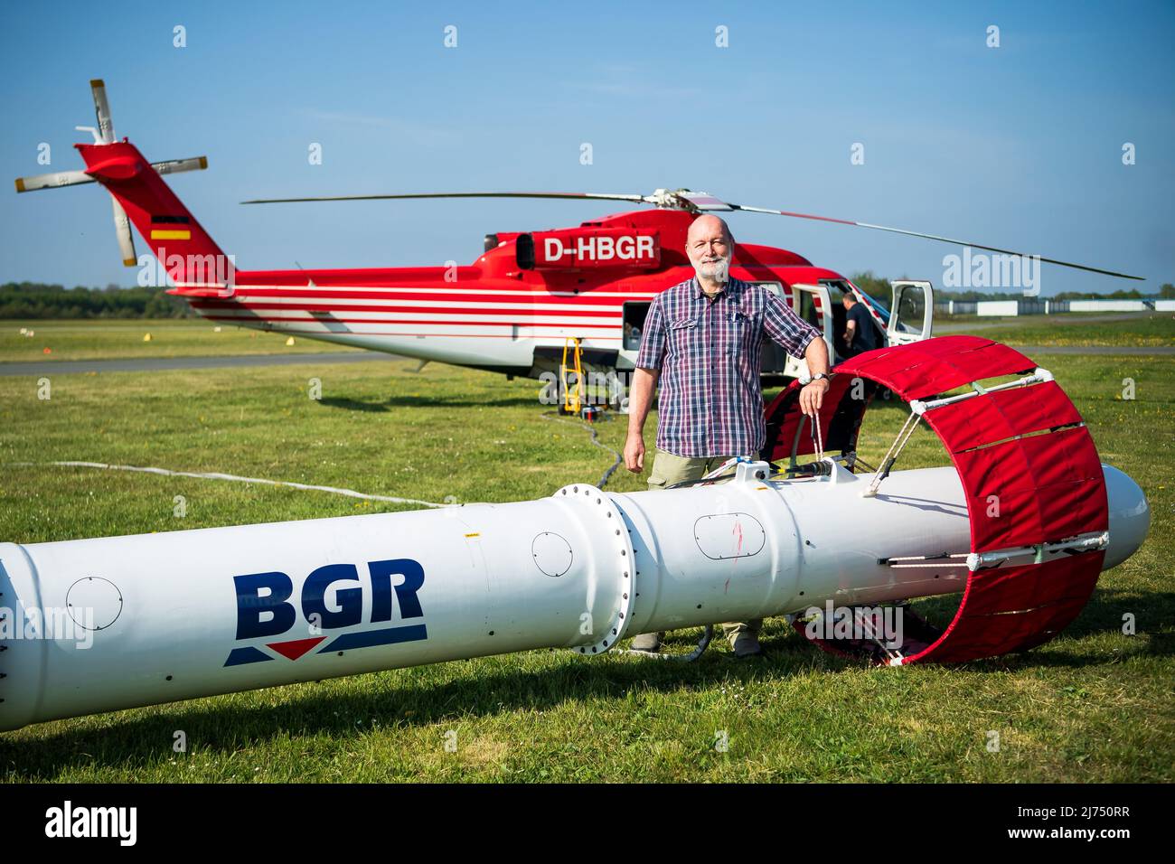 06. Mai 2022, Niedersachsen, Rotenburg (Wümme): Bernhard Siemon, Geophysiker und Projektleiter, steht vor der elektromagnetischen Flugsonde 'Resolve' auf dem Flugplatz. Forscher der Bundesanstalt für Geowissenschaften und Rohstoffe (BGR) erforschen im Rahmen des Projekts 'D-AERO-Moore' ein etwa 500 Quadratkilometer großes Moorgebiet von Gnarrenburg über Bremervörde bis Worpswede. Die Daten sind über die Ausdehnung und das Volumen der Moore. Foto: Sina Schuldt/dpa Stockfoto