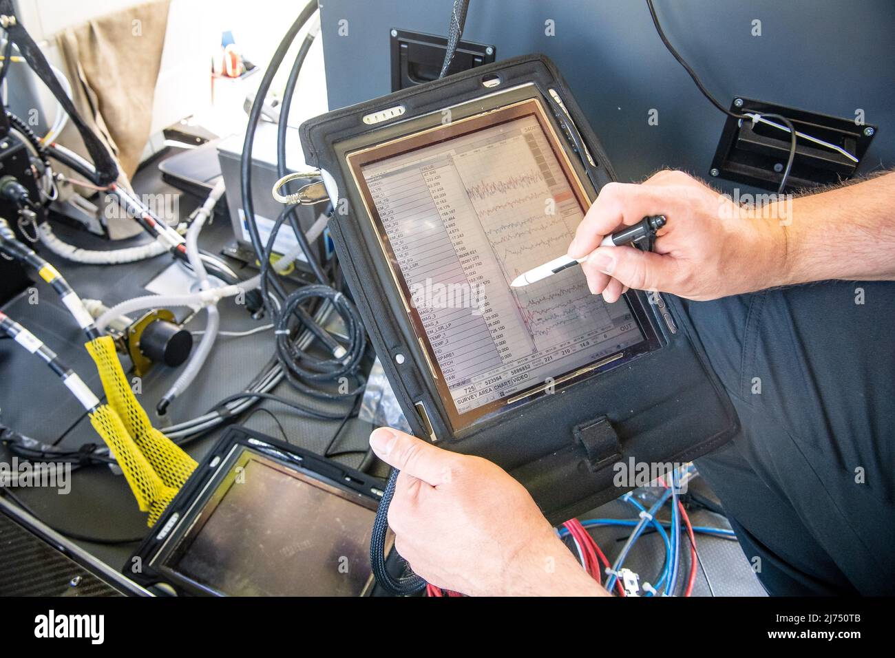 06. Mai 2022, Niedersachsen, Rotenburg (Wümme): Die gesammelten Daten der elektromagnetischen Flugsonde 'Resolve' werden auf einem Bildschirm angezeigt. Forscher der Bundesanstalt für Geowissenschaften und Rohstoffe (BGR) erforschen im Rahmen des Projekts 'D-AERO-Moore' ein etwa 500 Quadratkilometer großes Moorgebiet von Gnarrenburg über Bremervörde bis Worpswede. Die Daten sind über die Ausdehnung und das Volumen der Moore. Foto: Sina Schuldt/dpa Stockfoto