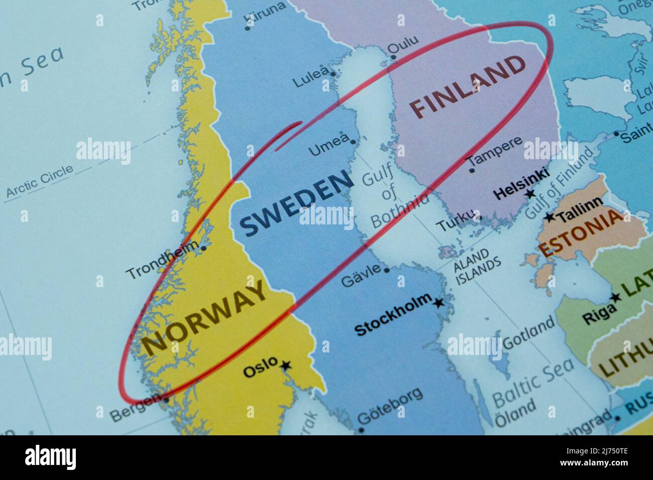 Skandinavische Länder und nordische Region auf der mit einem Stift markierten Karte, Norwegen 