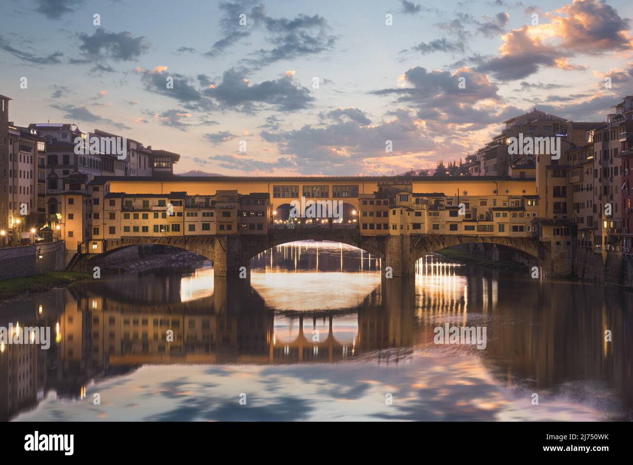 Florenz, Italien an der Brücke Ponte Vecchio, die in der Dämmerung den Arno überquert. Stockfoto