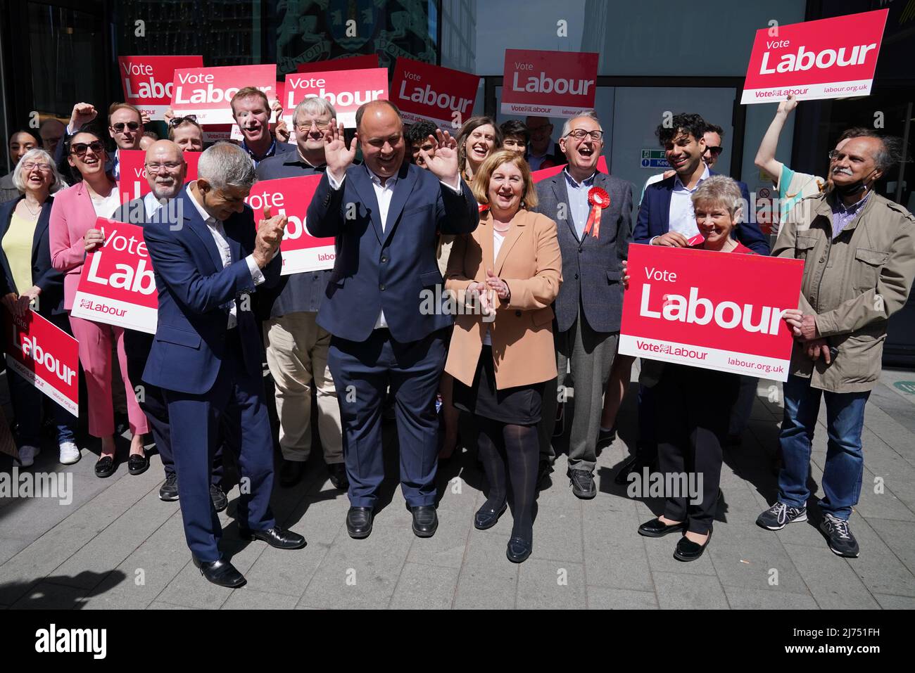 Sadiq Khan, der Bürgermeister von London, trifft Adam Hug, den neuen Vorsitzenden des Westminster Council, und die Parlamentsabgeordnete Karen Buck mit Labour-Anhängern vor der Westminster Town Hall, nachdem Labour bei den Kommunalwahlen in Westminster, Barnett und Wandsworth gewonnen hatte. Bilddatum: Freitag, 6. Mai 2022. Stockfoto