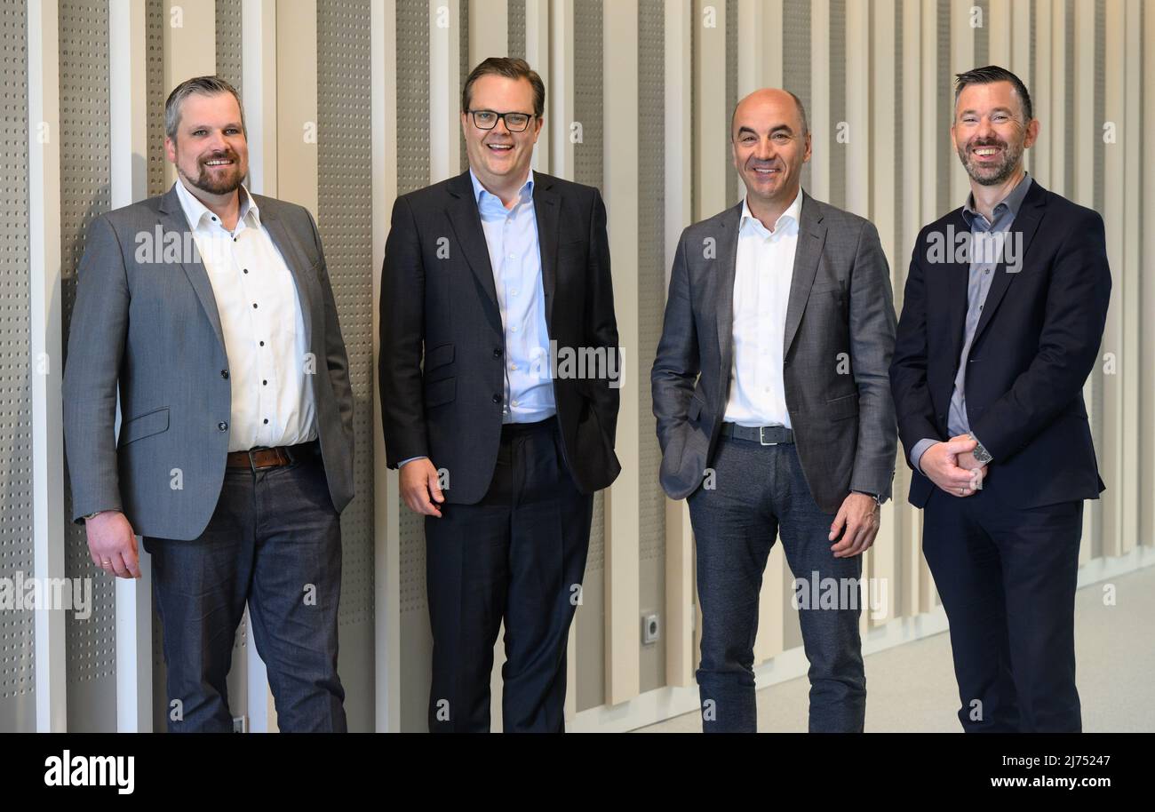 06. Mai 2022, Niedersachsen, Hannover: Klaus Wewering (l-r, Amprion), Marten Bunnemann (Avacon), Stefan Dohler (EWE), Tim Meyerjürgens (TenneT) stehen auf einer Pressekonferenz im niedersächsischen landtag. Die niedersächsische Energiewirtschaft fordert eine viel schnellere Umsetzung von Projekten zur Energiewende, wie zum Beispiel dem Bau von Windturbinen und Stromleitungen. Foto: Julian Stratenschulte/dpa Stockfoto