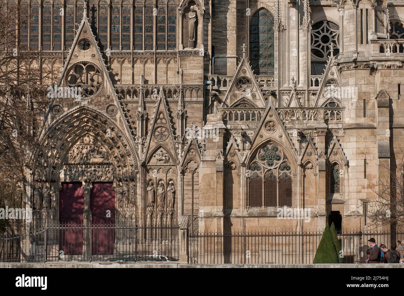 Ein Wald aus Dreiecken über Buntglasfenstern und Türen an der südlichen façade und der Sakristei der Kathedrale Notre-Dame, vom Quai de Montebello aus gesehen. Stockfoto