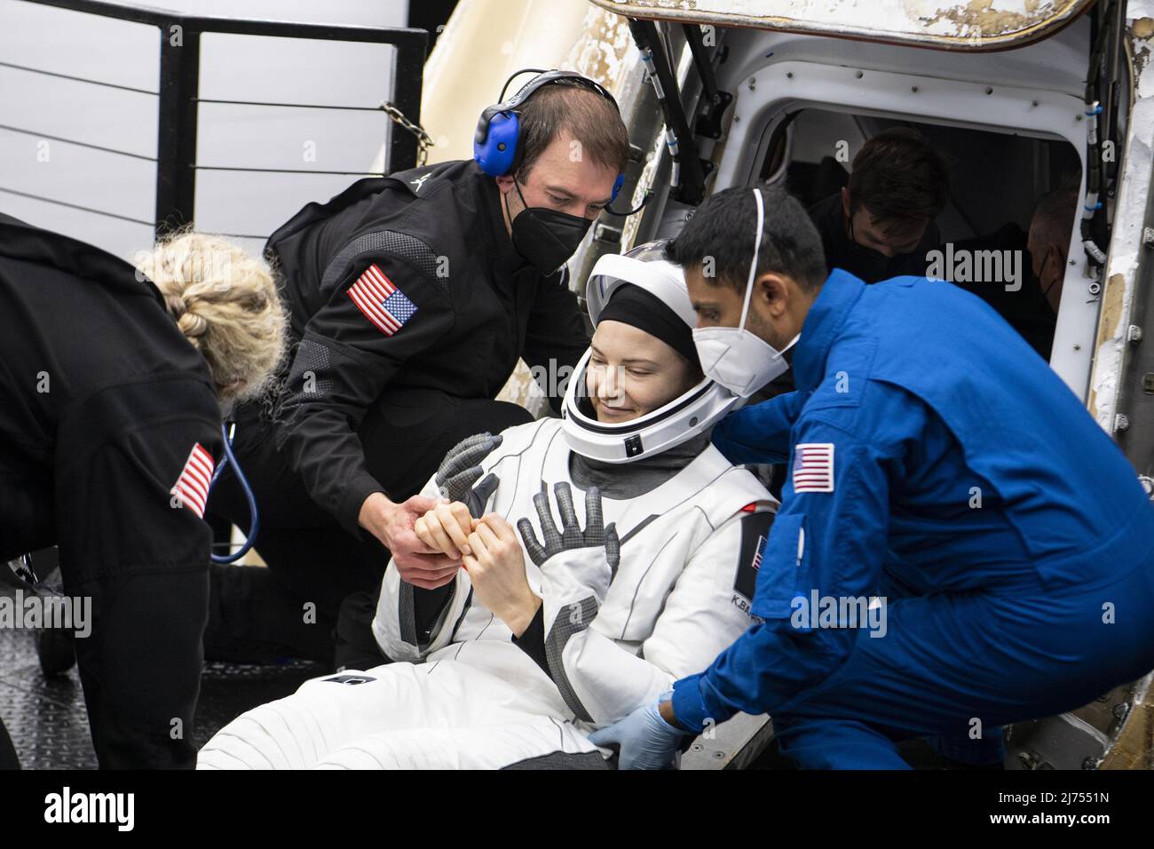 Die NASA-Astronautin Kayla Barron wird aus der Raumsonde SpaceX Crew Dragon Endurance an Bord des Raumschiffs SpaceX Shannon ausgeholfen, nachdem sie und die NASA-Astronauten Raja Chari, Tom Marshburn, Und der ESA-Astronaut Matthias Maurer landete am Freitag, den 6. Mai 2022, im Golf von Mexiko vor der Küste von Tampa, Florida. Maurer, Marshburn, Chari und Barron kehren nach 177 Tagen im Weltall als Teil der Expeditionen 66 und 67 an Bord der Internationalen Raumstation zurück. NASA Foto von Aubrey Gemignani/UPI Stockfoto