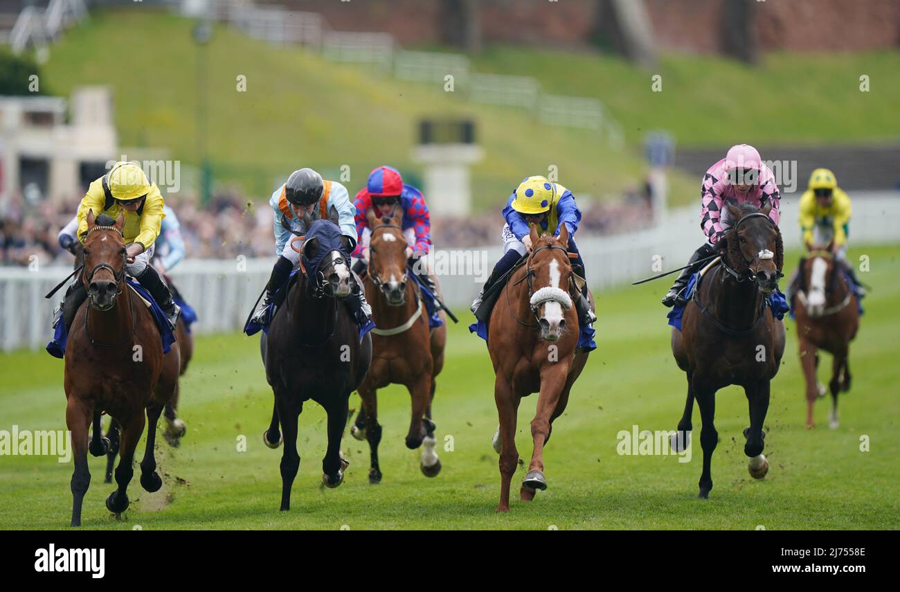 Red Mirage von David Probert (zweiter von rechts) gewinnt den ICM Stellar Sports Earl Grosvenor Handicap während des Boodles May Festival TOTE Chester Cup Day auf der Chester Racecourse. Bilddatum: Freitag, 6. Mai 2022. Stockfoto