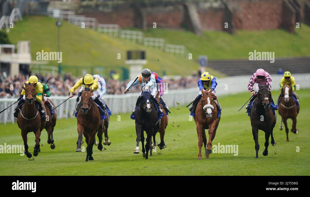 Red Mirage von David Probert (zweiter von rechts) gewinnt den ICM Stellar Sports Earl Grosvenor Handicap während des Boodles May Festival TOTE Chester Cup Day auf der Chester Racecourse. Bilddatum: Freitag, 6. Mai 2022. Stockfoto