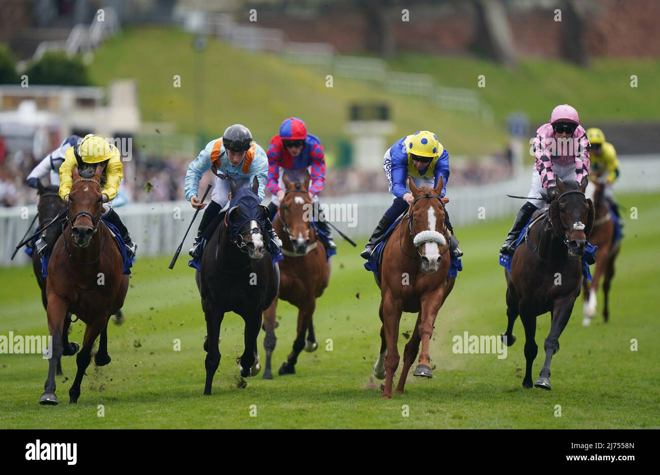 Red Mirage von David Probert (zweiter von rechts) gewinnt den ICM Stellar Sports Earl Grosvenor Handicap während des Boodles May Festival TOTE Chester Cup Day auf der Chester Racecourse. Bilddatum: Freitag, 6. Mai 2022. Stockfoto