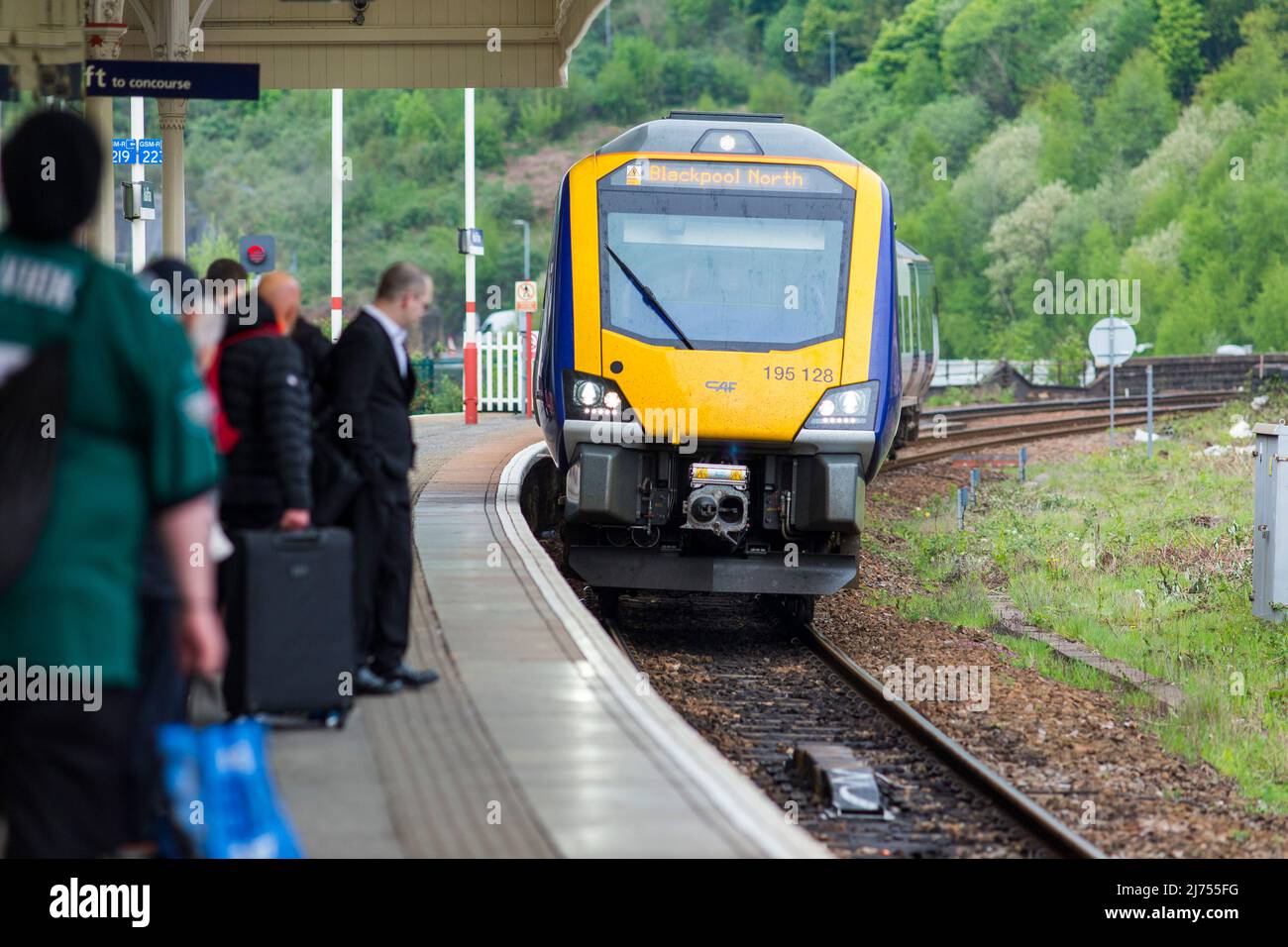 Der Bahnhof von Halifax dient der Stadt Halifax in West Yorkshire, England. Es liegt an der Calder Valley Linie und ist 17 Meilen (27 km) westlich von Leeds. Die Plattform 2 führt in östlicher Richtung nach Bradford und Leeds, während die Plattform 1 in westlicher Richtung nach Brighouse, Huddersfield, Sowerby Bridge, Blackpool North und Manchester Victoria fährt. Die beiden Routen teilen sich etwa eine Meile südlich der Station an der Dryclough Junction. Quelle: Windmill Images/Alamy Stockfoto