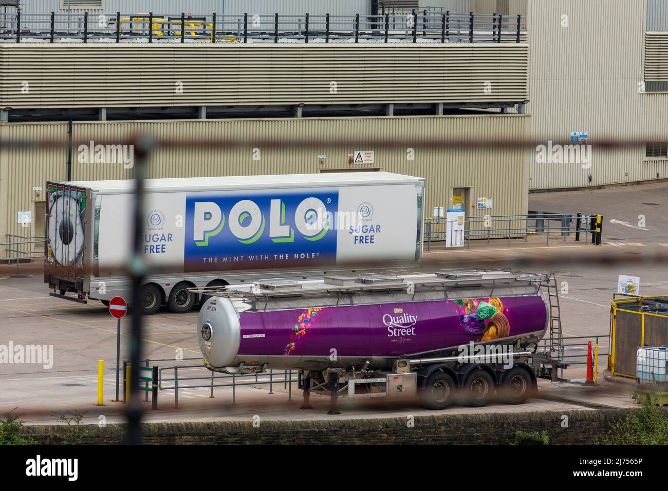 Mackintosh's war ein britisches Süßwarenunternehmen, das in Halifax, Yorkshire, England, gegründet wurde. Es war bekannt für seine Toffee und die Marken Quality Street und Rolo, die es heute im Besitz von Nestle ist, produziert aber immer noch seine berühmten Markennamen auf dem Standort Calderdale. Stockfoto