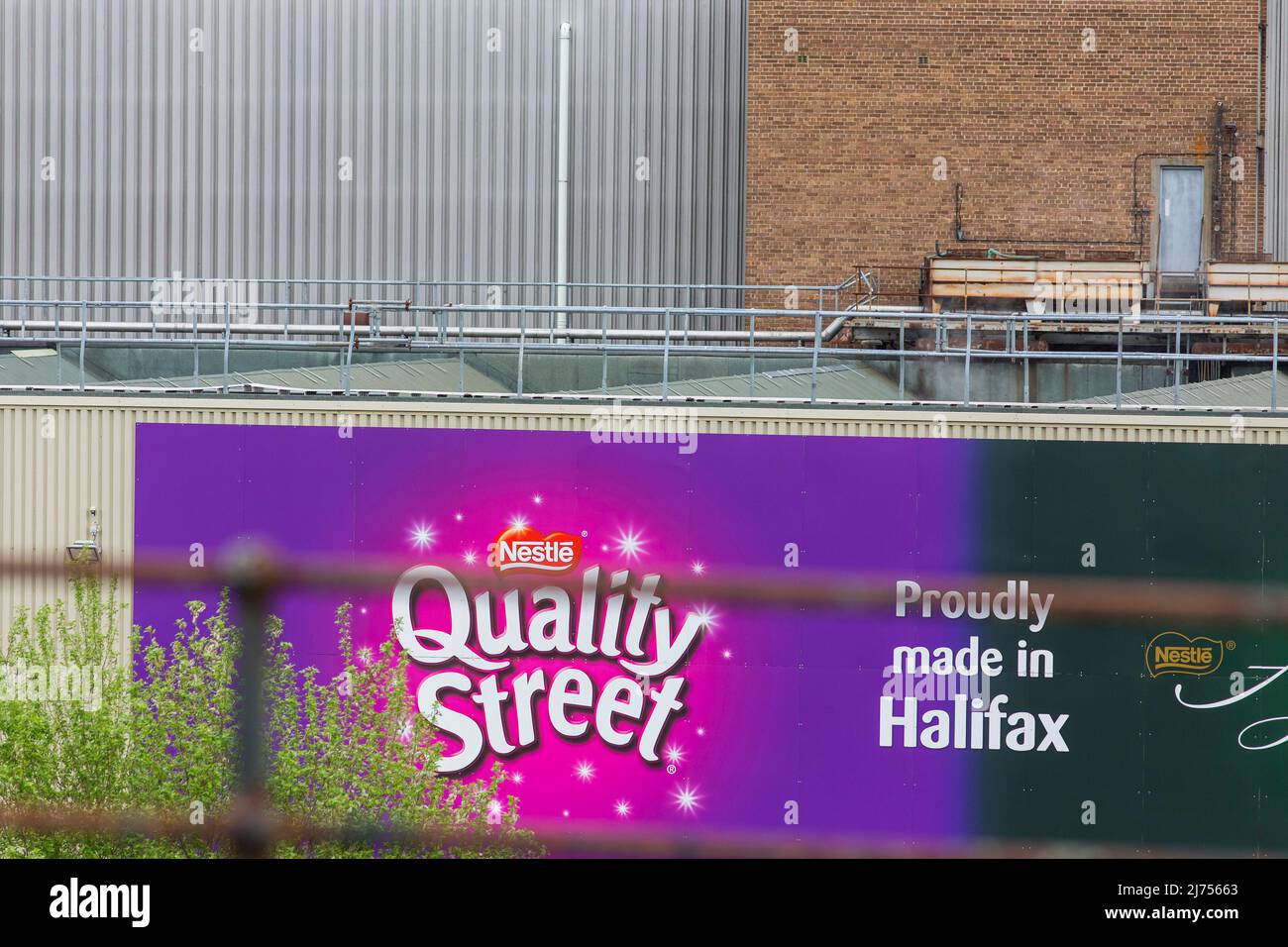 Mackintosh's war ein britisches Süßwarenunternehmen, das in Halifax, Yorkshire, England, gegründet wurde. Es war bekannt für seine Toffee und die Marken Quality Street und Rolo, die es heute im Besitz von Nestle ist, produziert aber immer noch seine berühmten Markennamen auf dem Standort Calderdale. Stockfoto