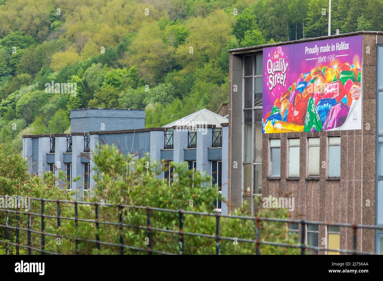 Mackintosh's war ein britisches Süßwarenunternehmen, das in Halifax, Yorkshire, England, gegründet wurde. Es war bekannt für seine Toffee und die Marken Quality Street und Rolo, die es heute im Besitz von Nestle ist, produziert aber immer noch seine berühmten Markennamen auf dem Standort Calderdale. Stockfoto