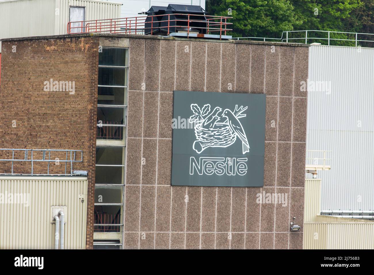 Mackintosh's war ein britisches Süßwarenunternehmen, das in Halifax, Yorkshire, England, gegründet wurde. Es war bekannt für seine Toffee und die Marken Quality Street und Rolo, die es heute im Besitz von Nestle ist, produziert aber immer noch seine berühmten Markennamen auf dem Standort Calderdale. Stockfoto