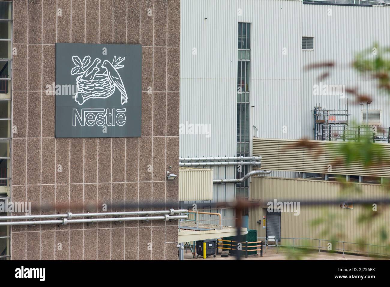 Mackintosh's war ein britisches Süßwarenunternehmen, das in Halifax, Yorkshire, England, gegründet wurde. Es war bekannt für seine Toffee und die Marken Quality Street und Rolo, die es heute im Besitz von Nestle ist, produziert aber immer noch seine berühmten Markennamen auf dem Standort Calderdale. Stockfoto