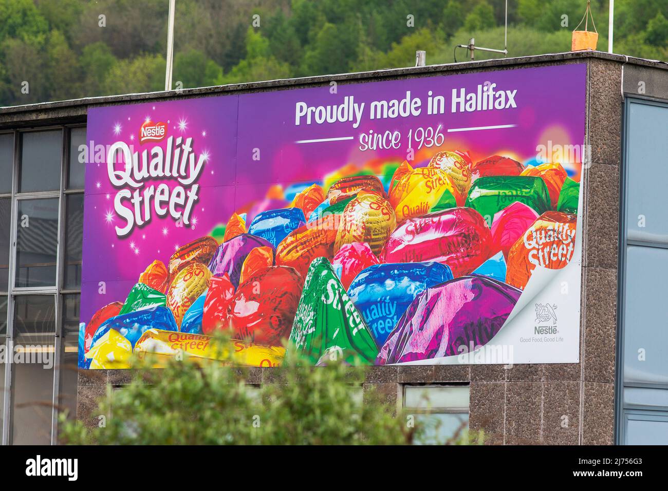 Mackintosh's war ein britisches Süßwarenunternehmen, das in Halifax, Yorkshire, England, gegründet wurde. Es war bekannt für seine Toffee und die Marken Quality Street und Rolo, die es heute im Besitz von Nestle ist, produziert aber immer noch seine berühmten Markennamen auf dem Standort Calderdale. Stockfoto