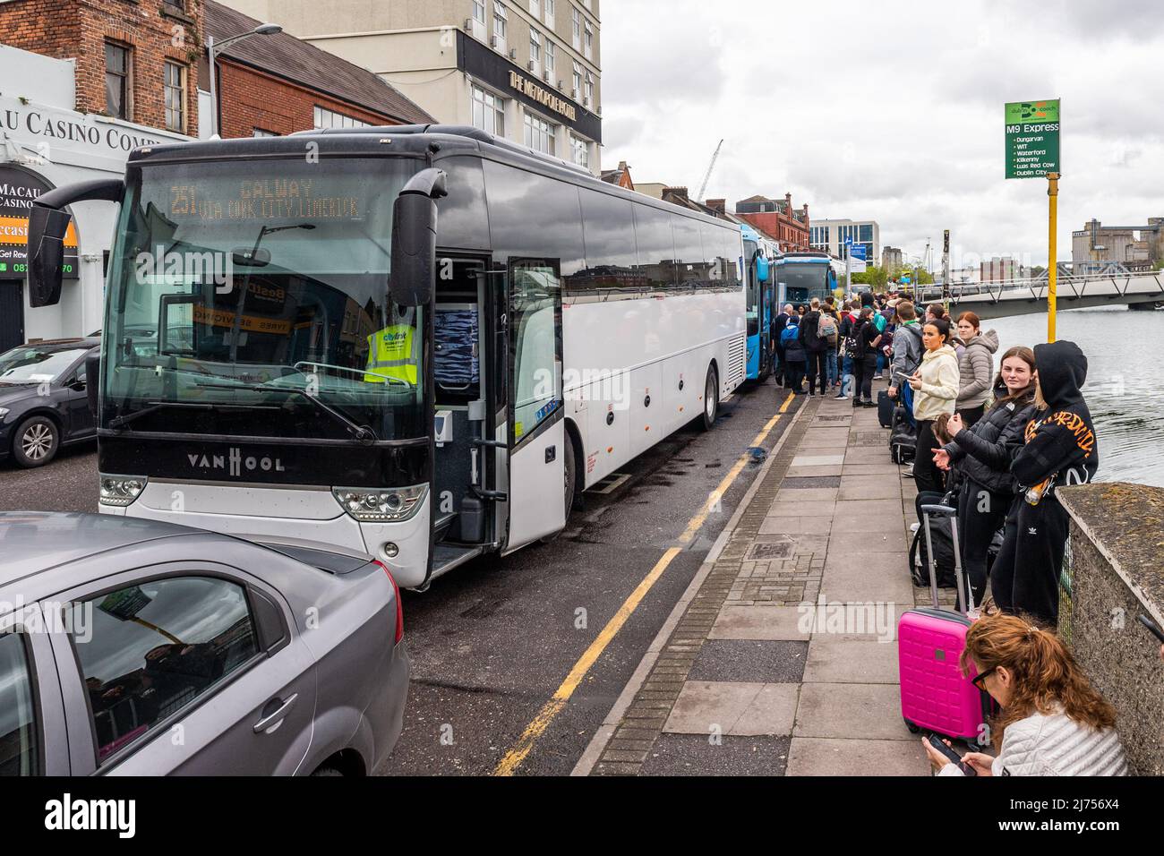 Cork, Irland. 6.. Mai 2022. Busbetreiber sind besorgt über die Pläne des Stadtrats von Cork, im Rahmen des MacCurtain Street Public Transport Improvement Scheme Bus- und Bushaltestellen vom St. Patrick's Quay im Stadtzentrum zu verlegen. Zu den Haltestellen, die umgezogen werden sollen, gehören West Cork Connect, Aircoach, Citylink und GoBus. Busbetreiber behaupten, dass das Verschieben der Haltestellen die Busverbindung beeinträchtigen würde. Cobh Connect hält am Quay. Quelle: AG News/Alamy Live News. Stockfoto
