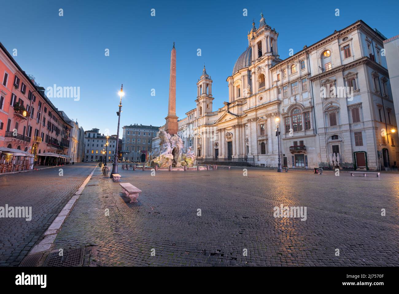 Piazza Navona am Obelisken und Sant'Agnese in Rom, Italien in der Dämmerung. Stockfoto