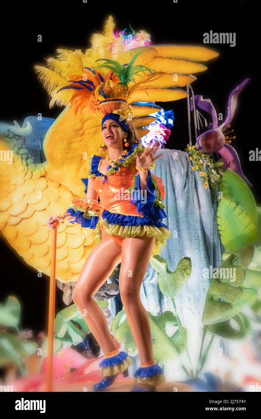 Karneval in Sitges 2022, Spanien: Wunderschöne Frau tanzt auf einem Festwagen in einem brasilianischen Kostüm. Mehrfarbige Einstellung. Stockfoto