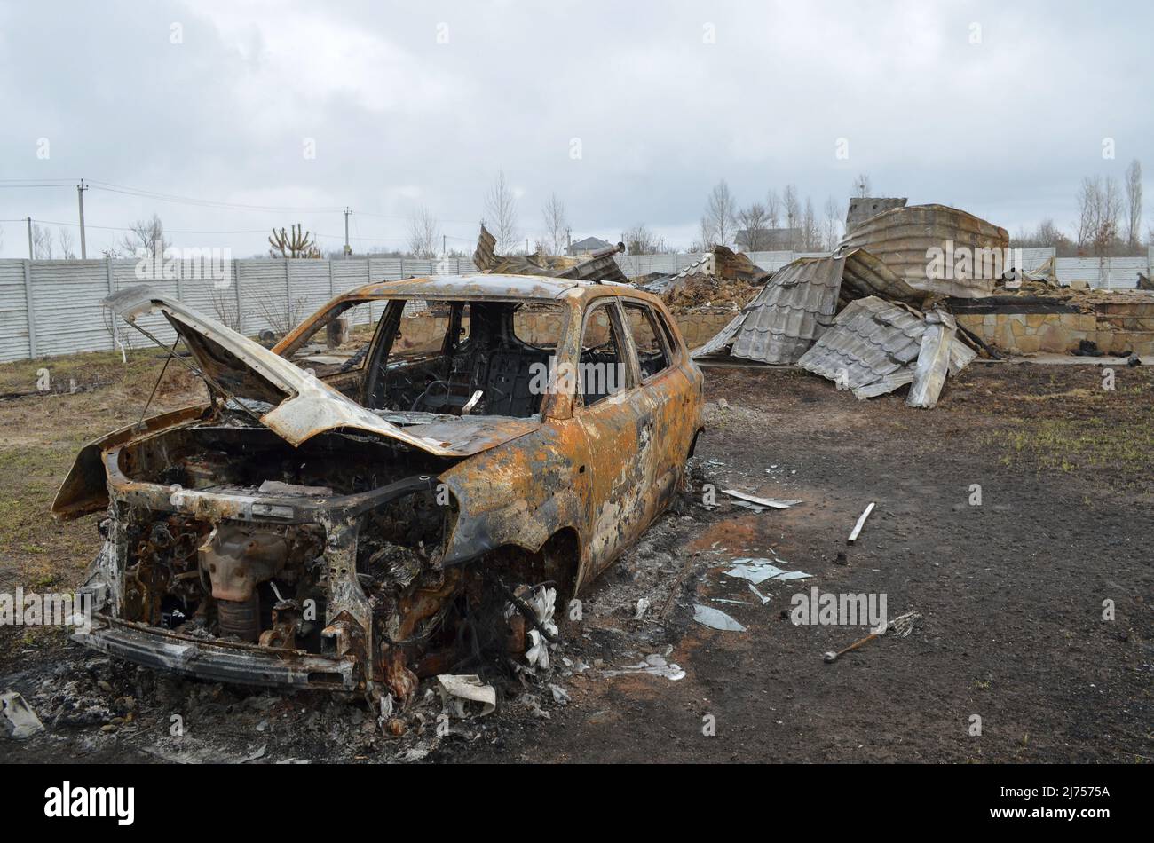 Myla Dorf, Kiew Region, Ukraine - 03. Apr 2022: Auto und Privathaus brannten von den russischen Besatzern infolge des Beschusses vollständig aus. Stockfoto