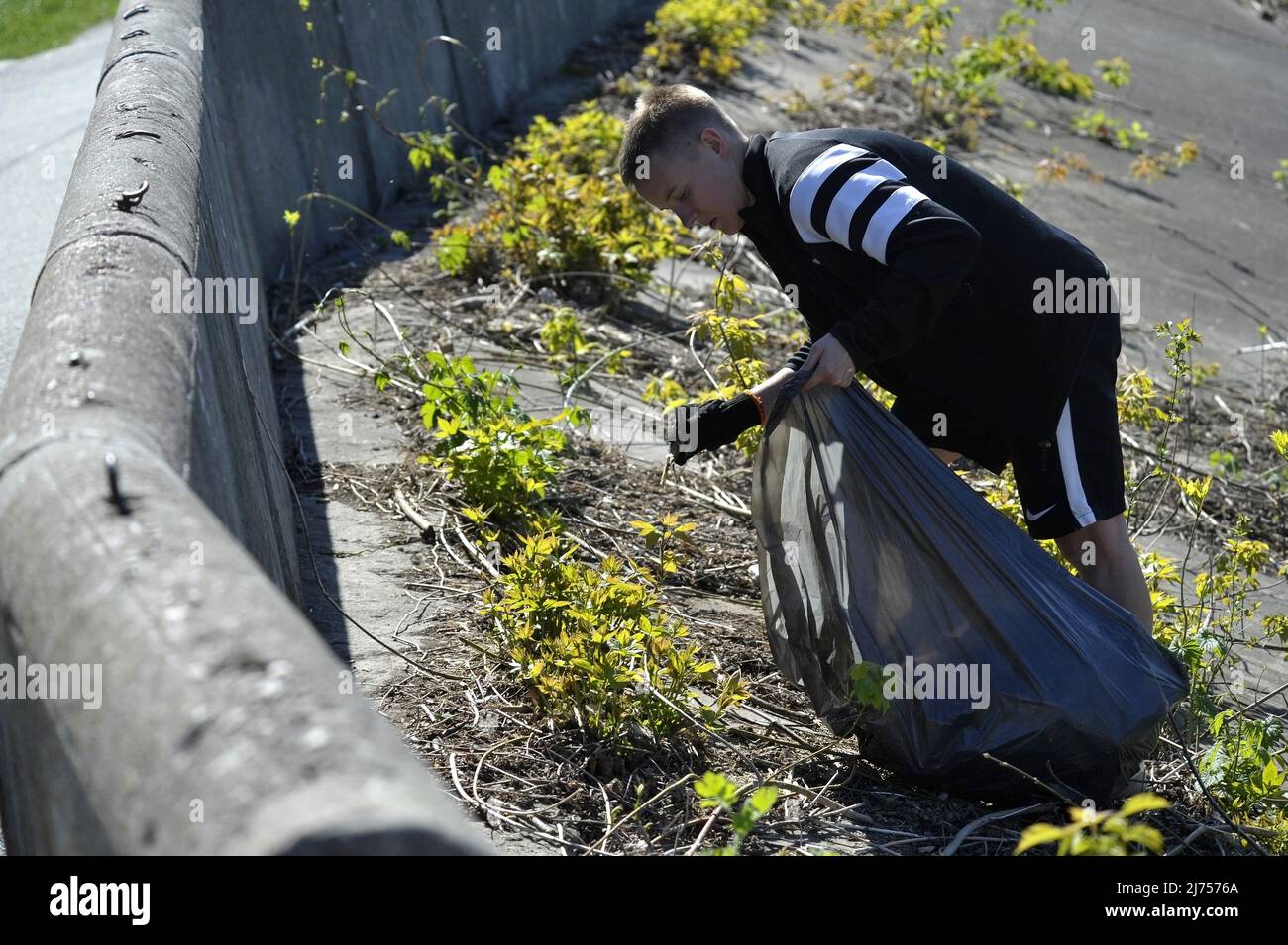 Ein Freiwilliger holt Müll entlang des Ufers des Flusses Pivdennyj Buh in Vinnyzja, Zentralukraine, ab. 5.Mai 2022. Foto von Oleksandr Lapin/Ukrinform/ABACAPRESS.COM Stockfoto