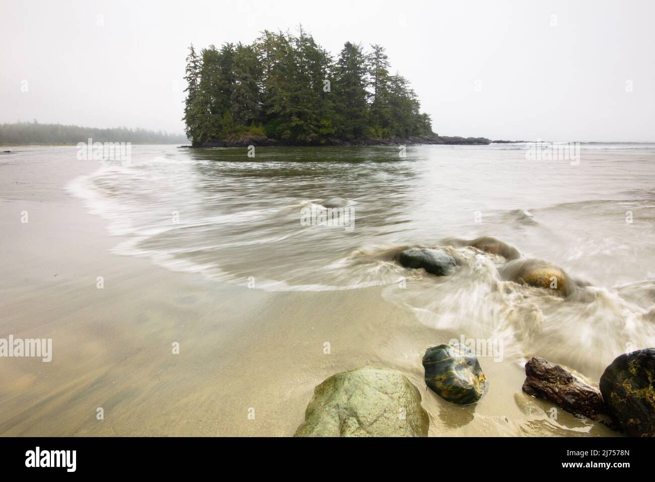 Kleine Insel am Long Beach in Tofino, Vancouver Island, Kanada Stockfoto