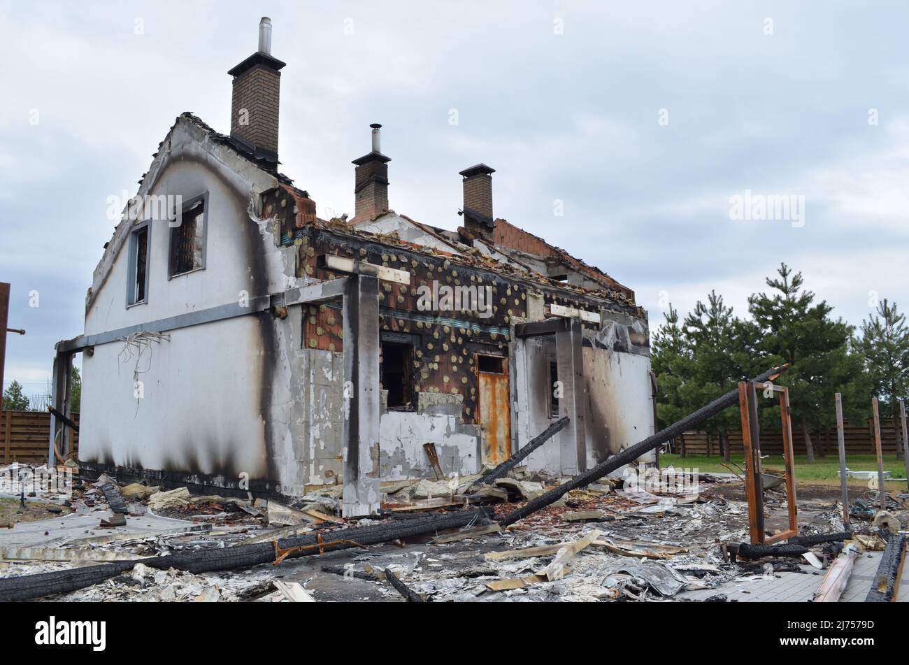 Dorf Dmytriwka, Region Kiew, Ukraine - 06. April 2022: Privathaus, das von den russischen Besatzern infolge des Beschusses zerstört wurde. Stockfoto