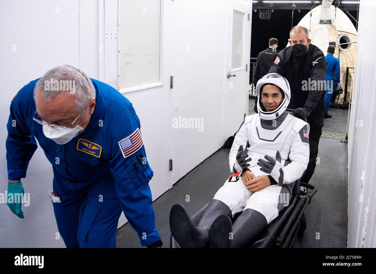 Tampa, Vereinigte Staaten von Amerika. 06. Mai 2022. NASA-Astronaut Raja Chari wenige Augenblicke nach dem Abplatschen in der Dragon Endurance-Raumsonde SpaceX Crew auf dem Shannon-Rückgewinnungsschiff im Golf von Mexiko 6. Mai 2022 vor der Küste von Tampa, Florida. Die Kapsel trug die NASA SpaceX Crew-3 Astronauten Raja Chari, Kayla Barron, Tom Marshburn und ESA-Astronaut Matthias Maurer von 177 Tagen an Bord der Internationalen Raumstation zur Erde zurück. Quelle: Aubrey Gemignani/NASA/Alamy Live News Stockfoto