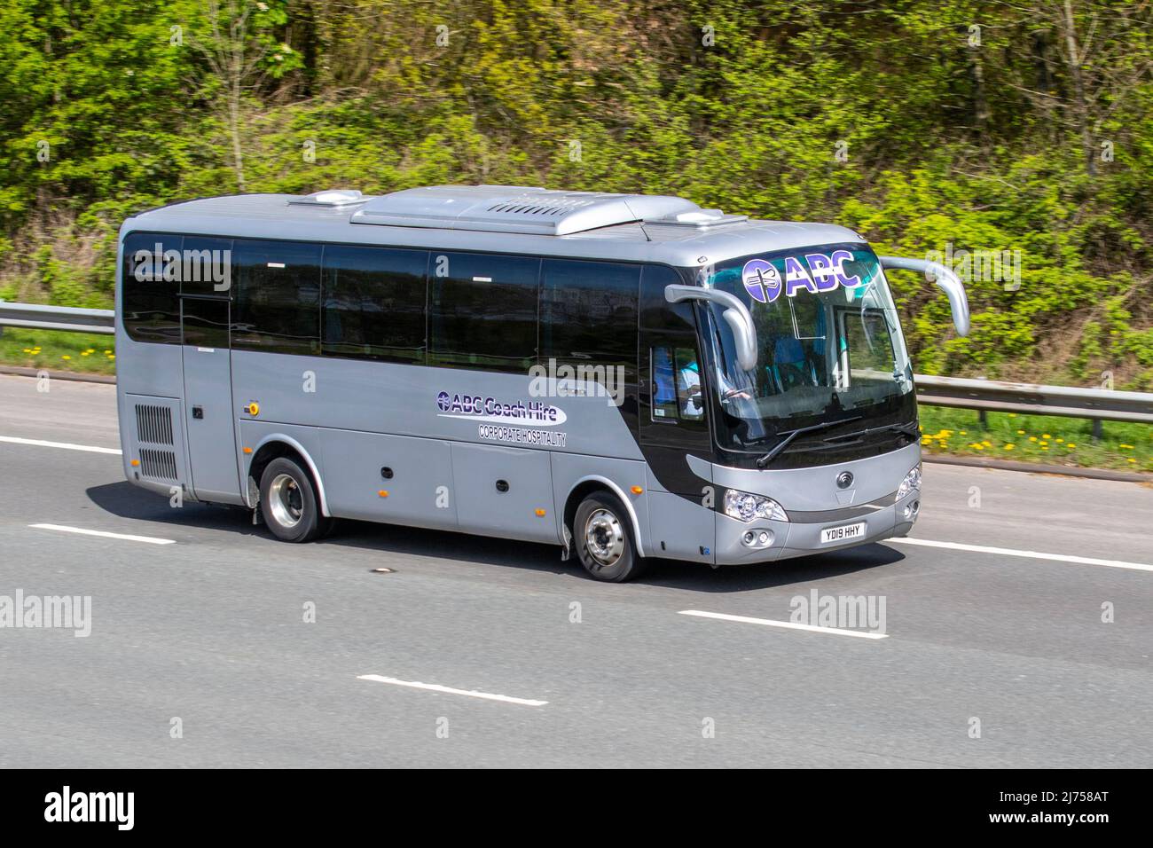 ABC BUSVERMIETUNG Corporate Hospitality 2019 YUTONG TC9 6700cc Diesel PSV; Yutong Elektrische Busse fahren auf der M61 in Manchester, Großbritannien Stockfoto