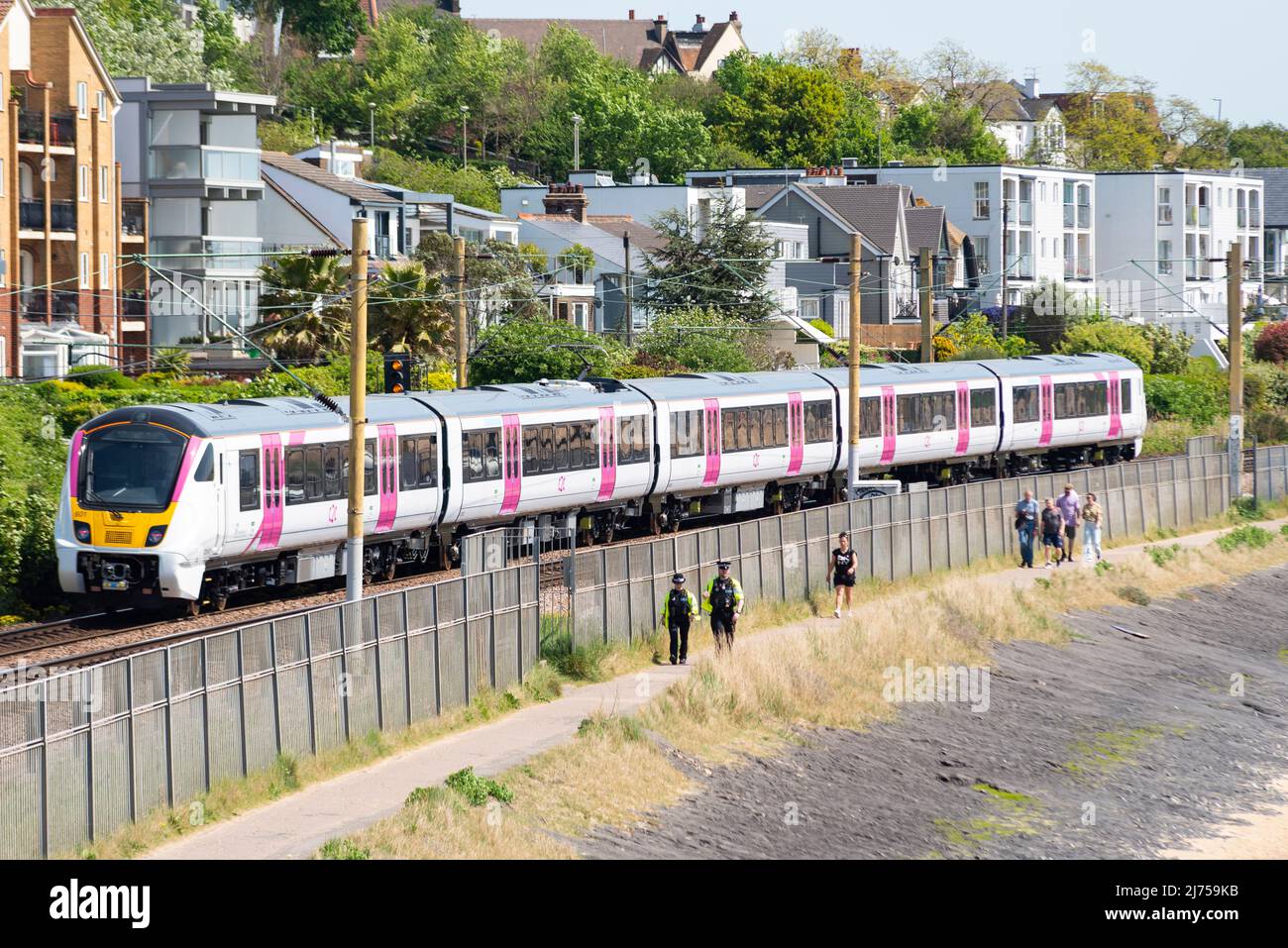 Chalkwell, Southend on Sea, Essex, Großbritannien. 6.. Mai 2022. Der Bahnbetreiber c2c hat einen Testlauf eines brandneuen Alstom (ehemals Bombardier)-Elektrozuges der Klasse 720 Aventra auf der Bahnlinie London Fenchurch Street nach Shoeburyness durchgeführt. Die 12 bestellten Züge mit je 5 Waggons, die im Werk von Alstom in Derby gebaut wurden, sollen bis Ende 2022 in Betrieb sein, um die auf der Strecke verwendete Klasse 387 zu ersetzen und neben den aktuellen Zügen der Klasse 357 des Betreibers zu fahren. Gesehen, die entlang der Themse Mündung bei Chalkwell. C2C ist im Besitz von Trenitalia Stockfoto