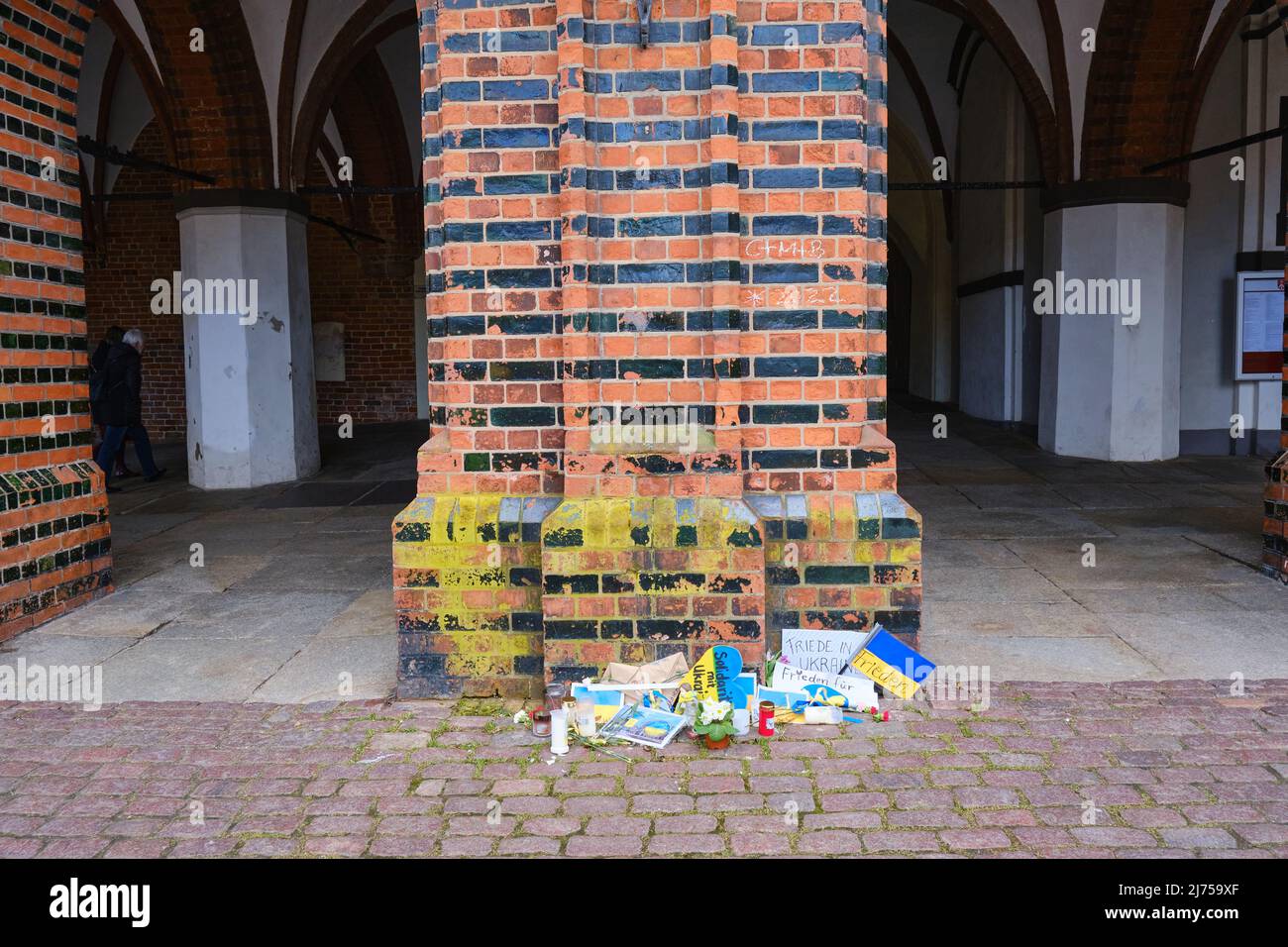 Hansestadt Stralsund, Mecklenburg-Vorpommern, Deutschland - 4. März 2022: Frieden für die Ukraine, Gegenstände, die von einer Mahnwache zurückgelassen wurden. Stockfoto