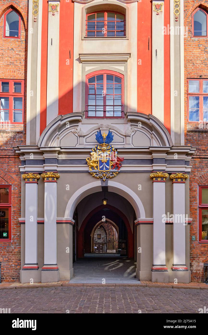 Hansestadt Stralsund, Mecklenburg-Vorpommern, Deutschland: Barockes großes Portal mit Stadtwappen an der Westseite des Rathauses. Stockfoto