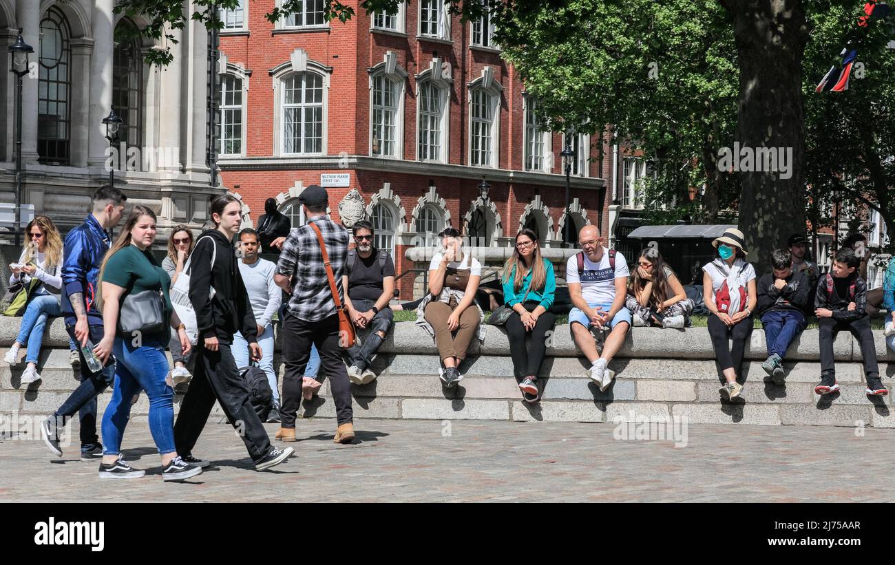 London, Großbritannien, 06.. Mai 2022. Touristen-Cowds scheinen nach London zurückzukehren, mit Individualreisenden, geführten Gruppen und Touren, die alle heute bei schönem Sonnenschein und warmen Temperaturen um die Straßen, Plätze und Parks von Westminster wandern und Fahrrad fahren sehen. Die britische Tourismusindustrie hat durch die Pandemie schwierige Zeiten erlebt, in denen die Londoner Wirtschaft besonders von Besuchern abhängig ist. Stockfoto