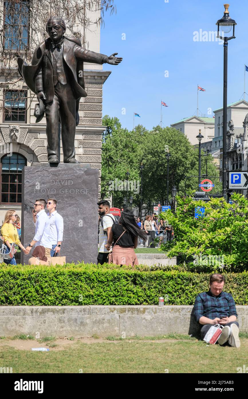 London, Großbritannien, 06.. Mai 2022. Touristen-Cowds scheinen nach London zurückzukehren, mit Individualreisenden, geführten Gruppen und Touren, die alle heute bei schönem Sonnenschein und warmen Temperaturen um die Straßen, Plätze und Parks von Westminster wandern und Fahrrad fahren sehen. Die britische Tourismusindustrie hat durch die Pandemie schwierige Zeiten erlebt, in denen die Londoner Wirtschaft besonders von Besuchern abhängig ist. Stockfoto