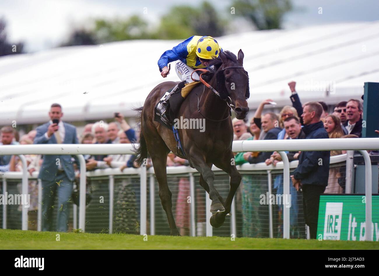 Solid Stone mit Ryan Moore gewinnt das Irish Thoroughbred Marketing IRE-Incentive Scheme Huxley Stakes während des Boodles May Festival TOTE Chester Cup Day auf der Chester Racecourse. Bilddatum: Freitag, 6. Mai 2022. Stockfoto