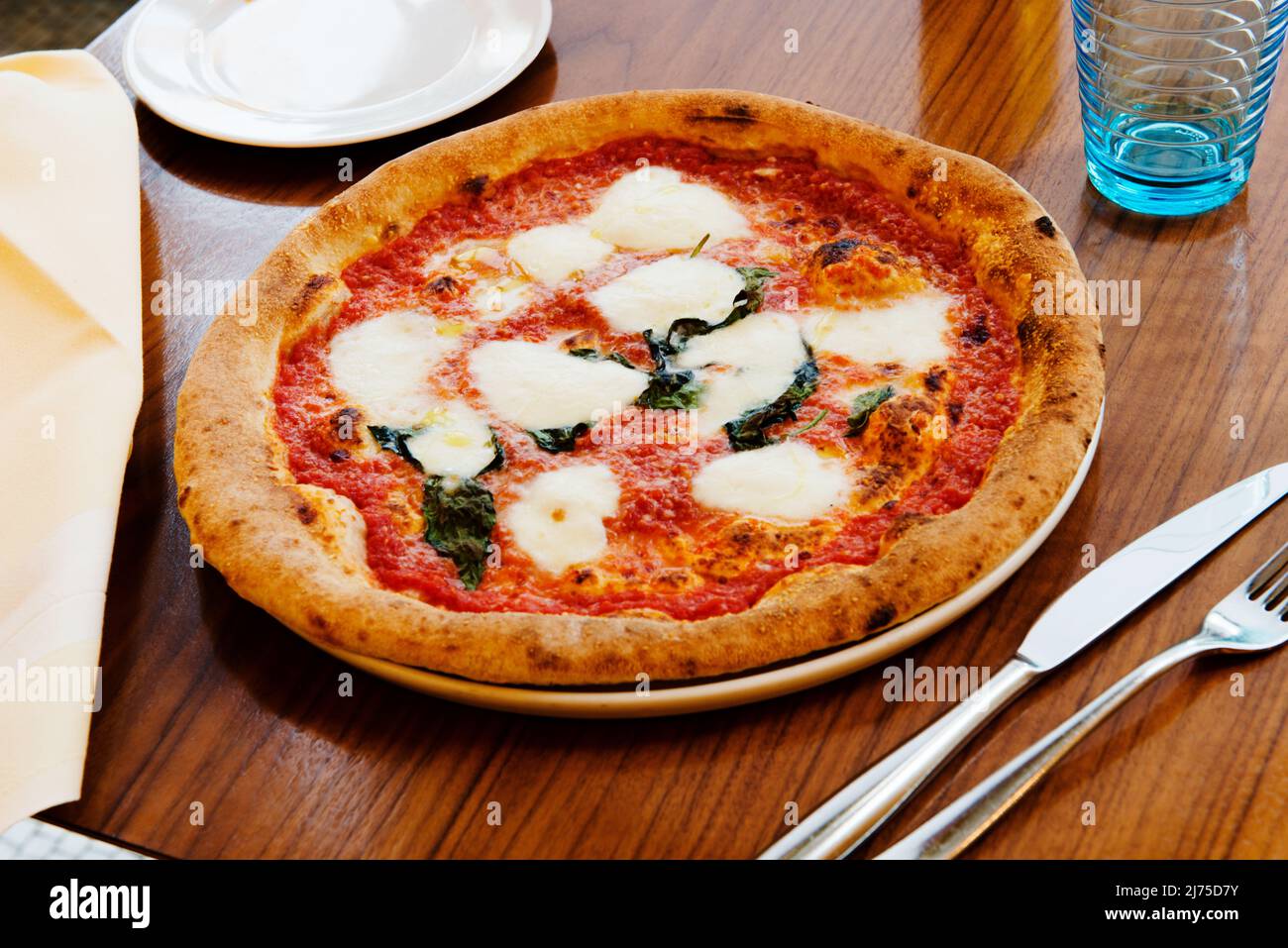 Pizza margherita in italienischem Restaurant Stockfoto