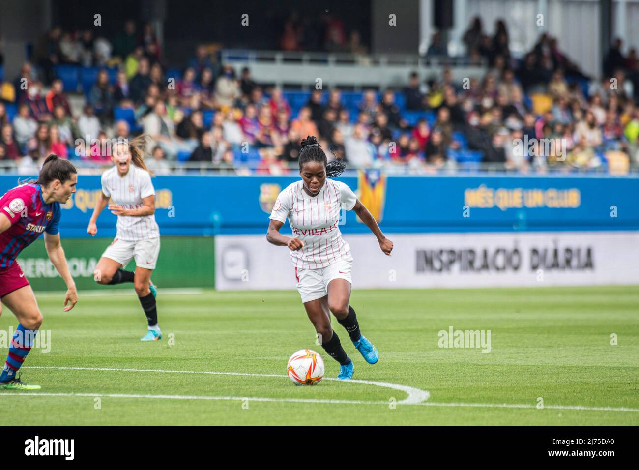 Toni Payne (C) vom FC Sevilla in Aktion beim Primera Iberdrola-Spiel zwischen dem FC Barcelona Femeni und dem FC Sevilla Femenino im Johan Cruyff Stadium. Endergebnis; Barcelona 5:1 Sevilla. Stockfoto