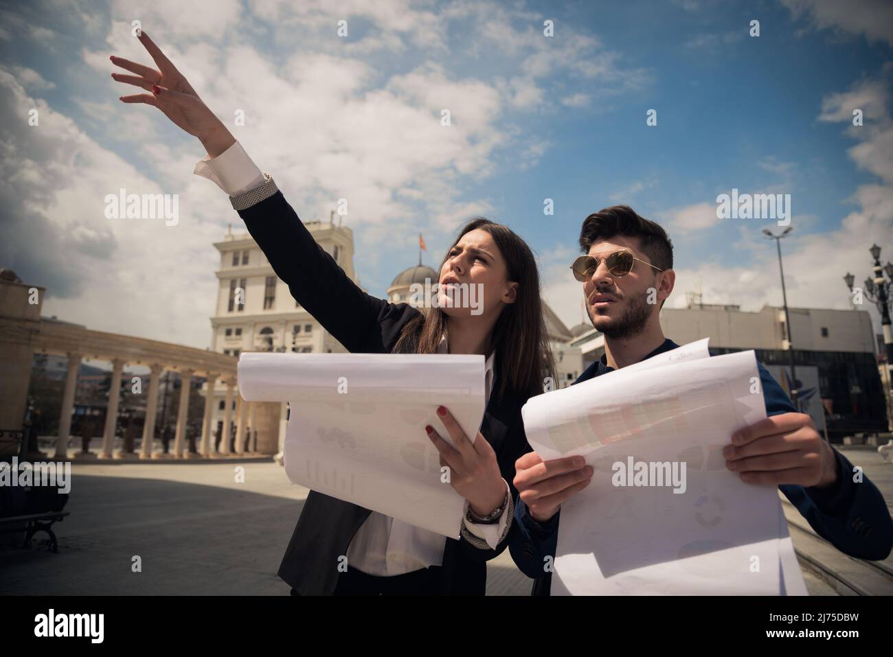 Geschäftsfrau zeigt ihrem Assiststin etwas aus ihrem Plan Stockfoto