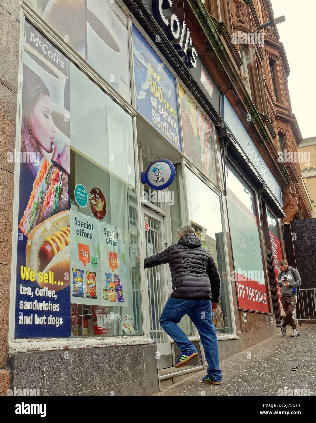 Glasgow, Schottland, Großbritannien 6. May, 2022.McColls in der Verwaltung als Morrissons bietet an, es zu retten und der Zweig in der Mitte der Stadt weiter wie normal . Credit Gerard Ferry/Alamy Live News Stockfoto
