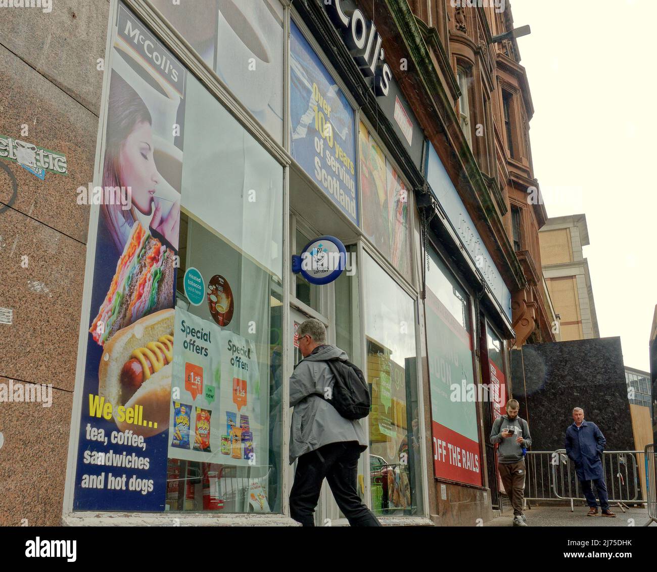 Glasgow, Schottland, Großbritannien 6. May, 2022.McColls in der Verwaltung als Morrissons bietet an, es zu retten und der Zweig in der Mitte der Stadt weiter wie normal . Credit Gerard Ferry/Alamy Live News Stockfoto