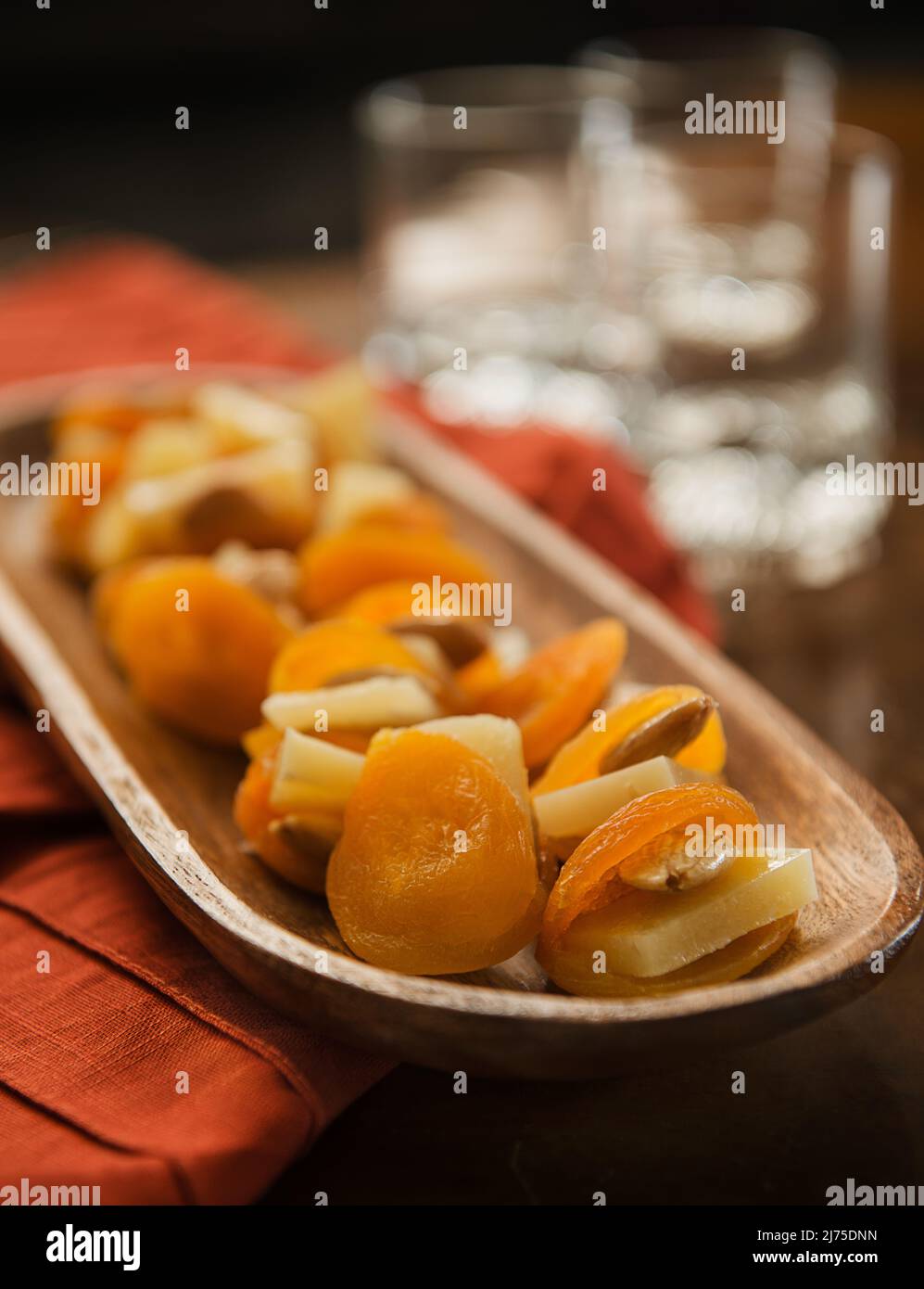 Vorspeise aus getrockneten Aprikosen mit Käse und Mandeln in einer Holzschüssel Stockfoto