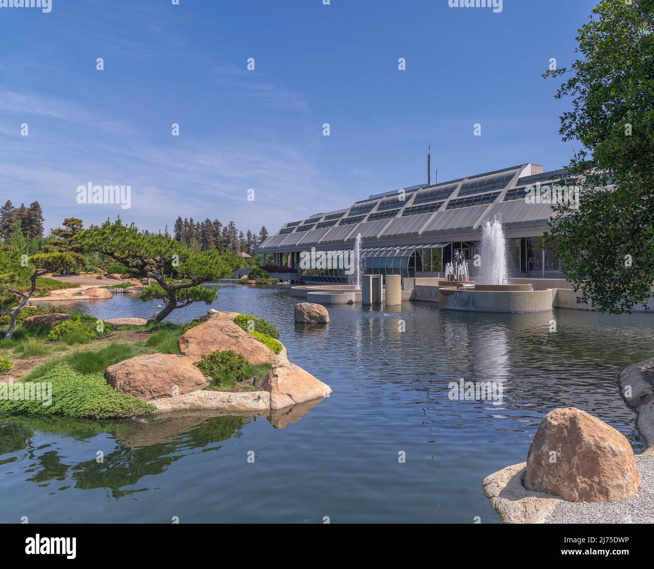 Van Nuys, CA, USA - 5. Mai 2022: Außenansicht der Tillman Wasseraufbereitungsanlage, die neben Suiho-en, einem öffentlichen japanischen Garten in Van Nuys, liegt. Stockfoto