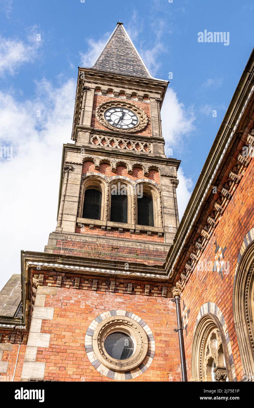 Viktorianische Stadtarchitektur in der St. James University Hospital Chapel in Leeds, Yorkshire, England Stockfoto