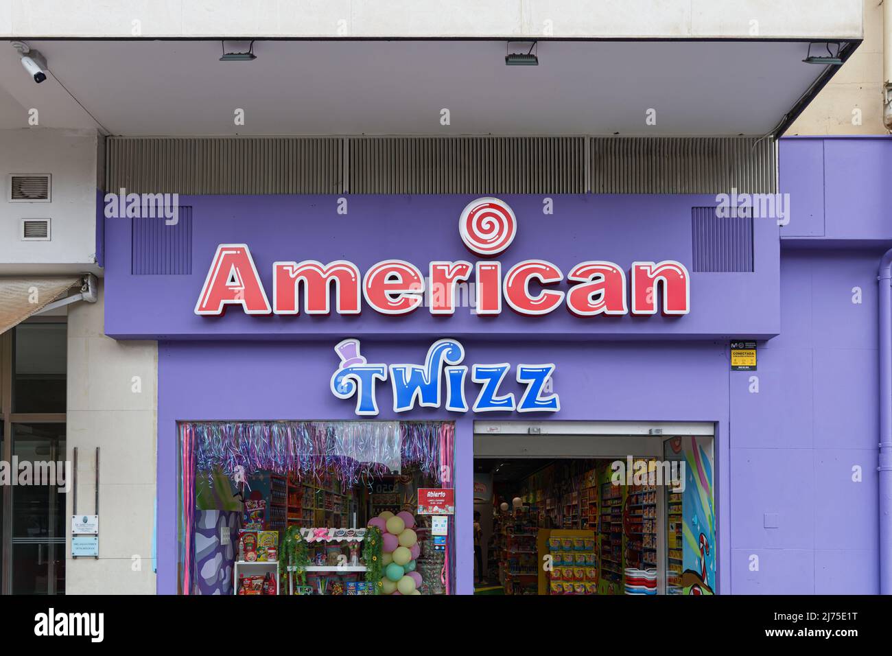 VALENCIA, SPANIEN - 07. APRIL 2022: American Twizz ist ein neues amerikanisches Süßwarengeschäft in Valencia Stockfoto