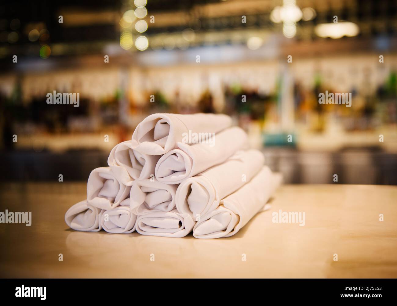 Gefaltete Servietten im Restaurant-Ambiente Stockfoto