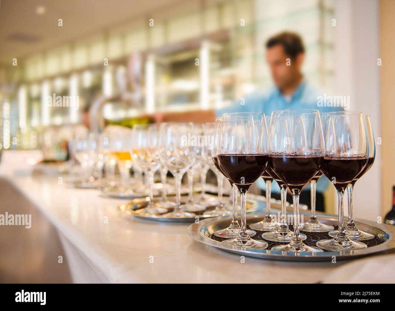 Wein wird bei einer Veranstaltung serviert Stockfoto