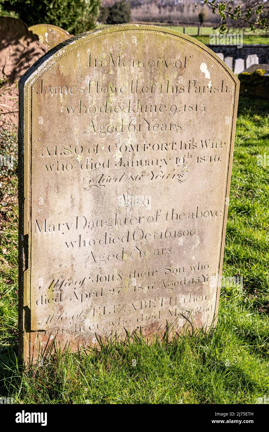 Grab aus dem 19.. Jahrhundert von James Howell und Comfort, seiner Frau, auf dem Kirchhof der St. Marys Kirche, Bromsberrow, Gloucestershire, England Stockfoto