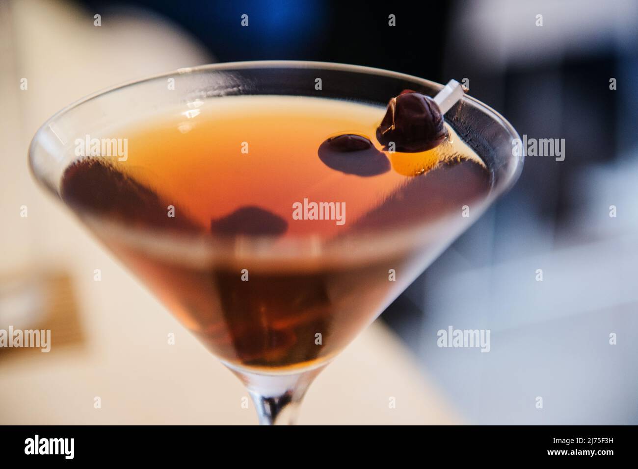 Roggen Manhattan mit Kirschen in Brandy getränkt Stockfoto