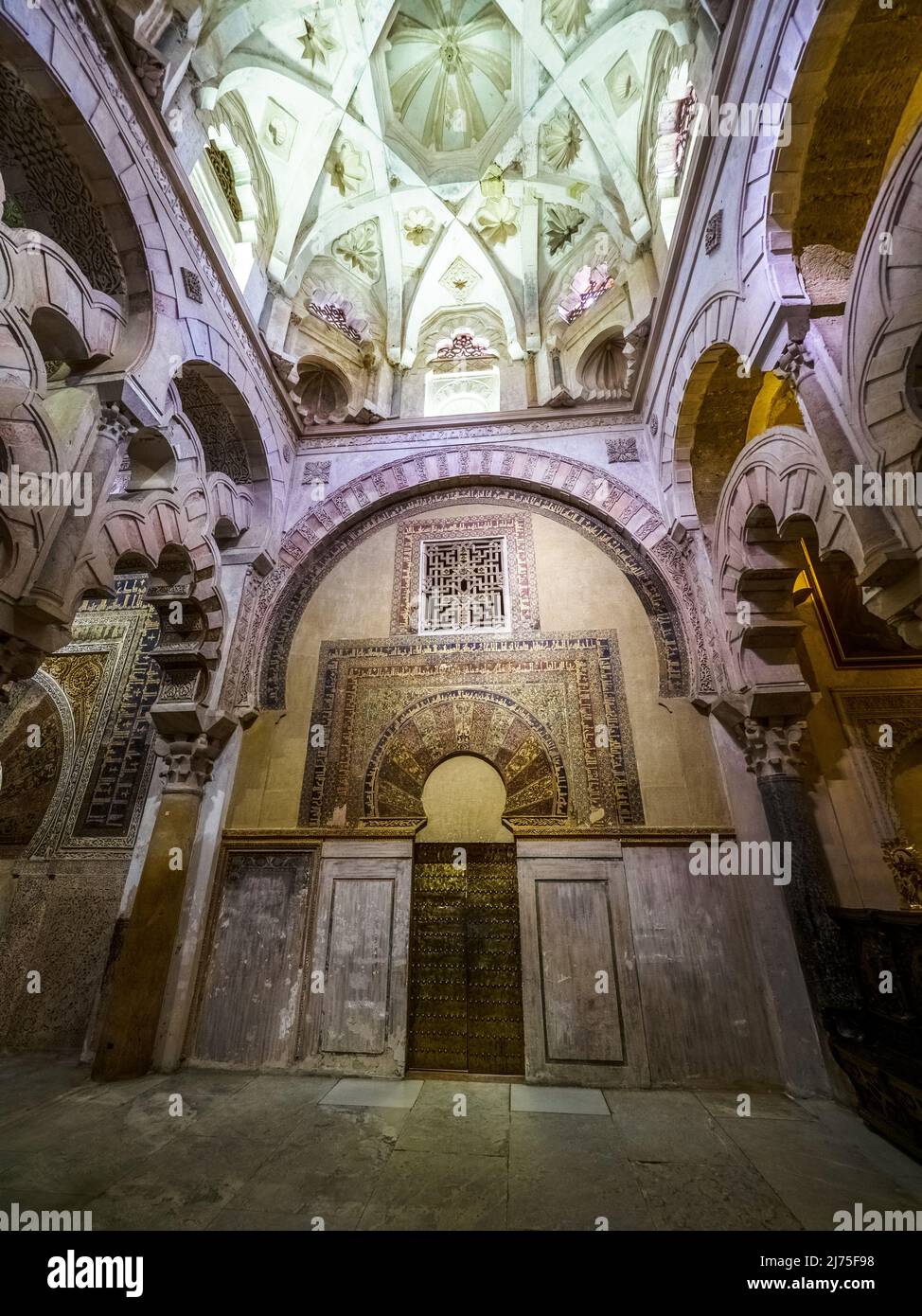 Westliche Tür im Maqsura-Bereich (rechts vom Mihrab), die zu dem Durchgang führte, der mit dem Palast des Kalifen verbunden ist - Mezquita-Catedral (große Moschee von Cordoba) - Cordoba, Spanien Stockfoto