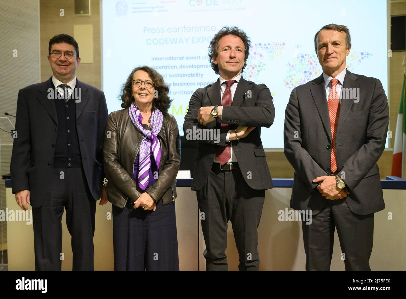 Marina Sereni, Luca Maestripieri, Roberto Colamine und Wladimiro Boccali während der Pressekonferenz zur Präsentation der Codeway - Cooperation Development Expo, auf der Farnesina, 6.. Mai 2022, Rom Italien Stockfoto